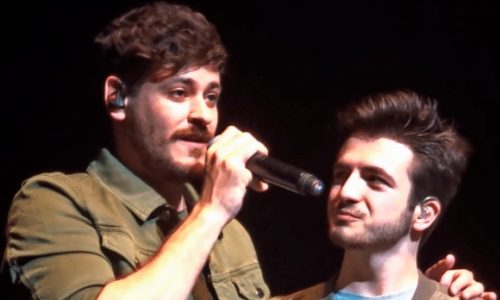 Luis Cepeda invita a Javier Erro al escenario en su concierto en Pamplona